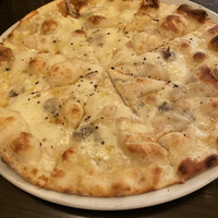 ピッツェリア ロマーナ ジャニコロ - ホントにパリサクなピザで生地は口中でスッと溶けていきます。接客は素晴らしいものの、なぜかピザは印象には残りませんでした。