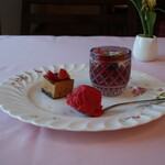レストラン シャポン ファン - 苺のシャーベット、苺のババロア、キャラメルムースのミニケーキ
