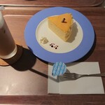 ガリバーカフェ - チーズケーキ メープル と アイスカフェラテ。