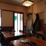 Ichiriki - 中程のテーブル席から出入口付近からの店内
