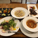 農園レストラン タコ ヒストリア 871 -   前菜の盛り合わせ9種、多古の恵みサラダ、ミネストローネ、ベーコンとキノコのクリームパスタ、牛肉のタリアータ