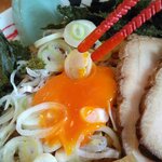 竹本商店 煮干センター アジト - 黄身を崩して…