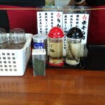 竹本商店 煮干センター アジト - 胡椒、青のり、酢は二種類