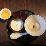 茉莉花 - 杏仁豆腐と湯円（ごま団子がゆでられてた）