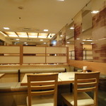 明るく清潔な店内