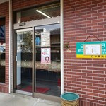 仁平鳥肉店 - 入口に番号の案内があります。