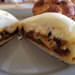 ブーランジェリーランプパティスリーシオン - バターナンカレー断面
      クリームチーズ？が忍んでいる