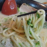 麺屋 八頭龍 - 【八頭龍ラーメン】麺は太めな感じでした。