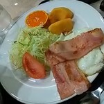 ホテル ヤッサ - ベーコンエッグ、野菜サラダ、フルーツ