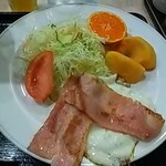 ホテル ヤッサ - ベーコンエッグ、野菜サラダ、フルーツ
