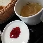 ホテル ヤッサ - スープ、ヨーグルト