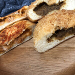 ムジカブラン - (左)タッカルビおやき　(右)焼きカレーパン　中辛