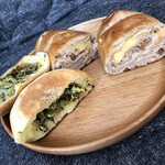 ムジカブラン - (左)高菜のおやき　(右)くるみチーズ