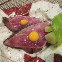 やすい - 先付・ヤイトガツオ：塩のたたきにした やいと鰹 は、臭みが無く よく脂がのっています。　マグロと鰹の中間のような お味でしょうか？　うるい（ギボシ）が添えられていて、マスタードで頂きます。　“やいと” とは、関西で言う “お灸” のことで、その腹側に丁度 やいと を据えた様な斑点が有ることから “ヤイトガツオ” と呼ばれるようになったそうです。　　　　　　2020.02.08