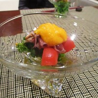 やすい - 向付・蛍烏賊とフルーツトマト：蛍烏賊とフルーツトマト、菜花に 黄身酢で作った和風なソースがかけられています。　春を感じられる一品ですネ！　　　　　　2020.02.08