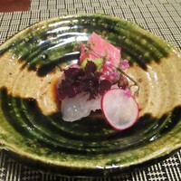 やすい - お造り・本まぐろ、鯛：本まぐろは、大トロと赤身、それに 鯛に大根おろしが敷いてあります。 芽紫蘇と 紫蘇の花、ラディッシュ、山葵が飾られています。　　　　　　2020.02.08