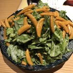 居酒屋おのろけ - 柿のタネ入りサラダ