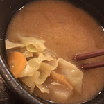 私のごはん屋さん ドン ムニュ - お味噌汁は 具沢山の赤だし