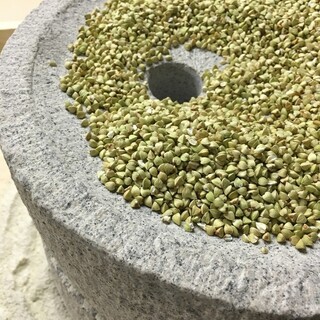 石臼碾磨自家制粉，手碾混合的香味浓郁的纯手工荞麦面