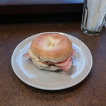 genuine - ベーグルサンド（ベーコンチーズ）