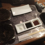 ステラ - 左から塩、ソース、醤油
      オシボリも分厚くエェ香り♪