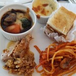 Tower Restaurant - 温かい料理。手前の信玄鶏のローストチキン始め、この皿、全部が美味しかった♪