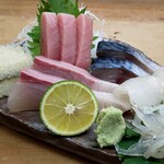 美味しんぼ処 白虎 - 刺盛1800円   白魚･トロ･鯖･ヒラメ･カンパチ