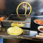 味源 - コレで焼きながら食べるw
      煙はもくもくだけど
      それがまた美味しいの