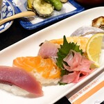 魚もん屋 - 2019年9月　にぎり寿司定食のにぎり。偶数は珍しいな～(´▽｀)