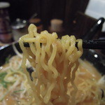 北海道ラーメン ひむろ - 麺は中よりやや細のちぢれで黄色い麺(*^^)v