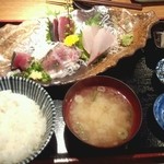 梅月 - (ランチ)日替り御膳（刺身３点盛り）カンパチ、鰹、鯵