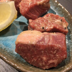 塩ホルモン 周吾 - 厚みがあっても柔らかく
      旨味が濃厚...♪*ﾟ