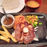 レストラン カタヤマ 東向島本店 - 260gステーキ[駄敏丁カット]1660円(外税)を、焼き加減ベリーレアの鉄板でお願いしました(o≧▽≦)ﾉ
                                よりレアに食べたい方は、火が通らないようにお皿での提供も可能です！