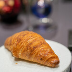 プレゼンテ スギ - 2020.2 発酵し立て焼き立ての自家製クロワッサン 千葉産の食用マテバシイ（どんぐり）の粉をかけて