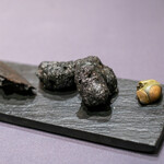 プレゼンテ スギ - 2020.2 サザエ（茹で汁でガストロバックして旨味を戻したサザエの竹炭フリット）