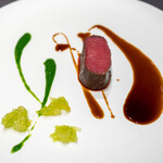 プレゼンテ スギ - 2020.2 赤ワインソースでガストロバックした鹿ロース 煮詰めた赤ワインソース 自家菜園明日葉ソース 土佐文旦（果肉とジャム）