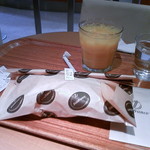 デリフランス - オーダーサンドイッチ（クロワッサンのバジル＆ツナチーズ）とオレンジジュース　504円
