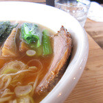 らーめん HANABI - 分厚いチャーシュ-が美味い