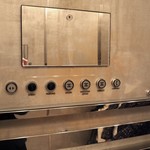 ベージュ アラン・デュカス 東京 - エレベーターの中