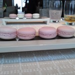 ベージュ アラン・デュカス 東京 - 焼き菓子はマカロン