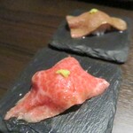 焼肉 じゅん - 小形牧場牛のザブトンが乗った贅沢な肉寿司