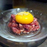 焼肉 じゅん - 牛生肉の中央に君臨する黄身の存在感