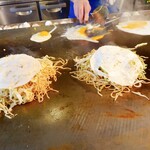 Okonomiyaki Teppan Yaki Kuraya - 玉子割ってるとこ