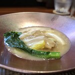 今石飯店 涼華 - ヨシキリ鱶鰭　鶏白湯煮込み　薬膳粥 上湯スープをベースに控えめなオイスターソースなどで調味されていて、葱の甘味が加わり美味。