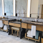 ハレクラニ 沖縄 - 洗面所の奥に、湯船があります。