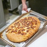 La Brianza - 自家製フォカッチャ 吉田牧場のストラッキーノチーズを乗せて