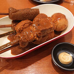 日本酒バル YODARE 蒲田店 - 酒盗味噌煮込みおでん「豚ばら、染み込みたまご、つくね、オマケでいただいたこんにゃく」