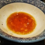 麺と醤油の匠 二代目たか松 - 昆布水につけ汁投入。