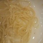 麺と醤油の匠 二代目たか松 - 昆布水と麺。