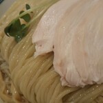 麺と醤油の匠 二代目たか松 - 細麺。鶏チャーシュー。